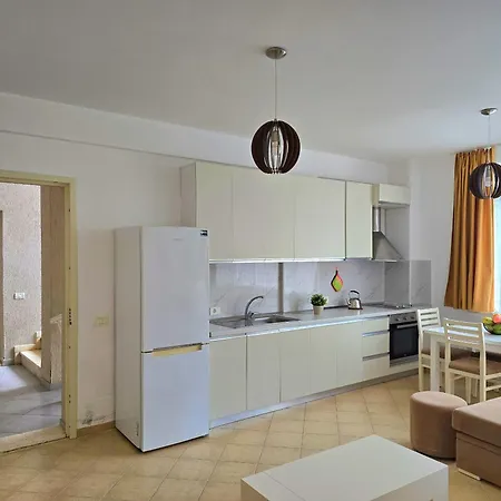 Lura 2 Homes 244 *